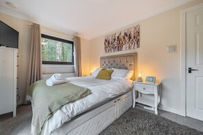 4 bedrooms, iron/ironing board, free WiFi, bed sheets - 4 Bed House - Sleeps 9 - Hottub - Parking (Moffat)