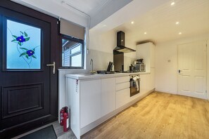 Fridge, microwave, oven, stovetop - 4 Bed House - Sleeps 9 - Hottub - Parking (Moffat)