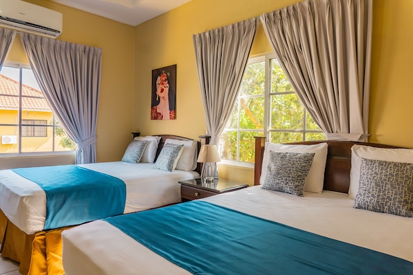 Dobbeltrom – comfort, 2 queensize-senger | Sengetøy av topp kvalitet, individuelt dekorert og individuelt innredet