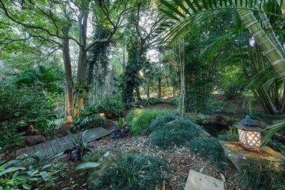 Couples Getaway.  Sunshine Coast Hinterland. Cosy with Fireplace. Pet-Friendly!