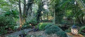 Couples Getaway. Sunshine Coast Hinterland. Cosy with Fireplace. Pet-Friendly!