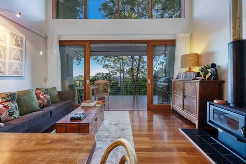 Couples Getaway.  Sunshine Coast Hinterland. Cosy with Fireplace. Pet-Friendly!