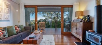 Couples Getaway.  Sunshine Coast Hinterland. Cosy with Fireplace. Pet-Friendly!