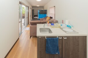 Estudio básico | Cocina privada | Frigorífico pequeño, microondas, placa de cocina y hervidor eléctrico