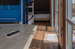 Estudio familiar, varias camas, bañera, vistas parciales al mar | Ropa de cama de alta calidad, mobiliario individual, wifi gratis