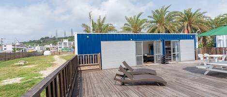 Familie-studiolejlighed - flere senge - badekar - delvis havudsigt | Terrasse/gårdhave