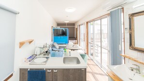 Une cuisine moderne dotée d’un îlot central, d’une grande fenêtre et offrant une vue sur l’extérieur.