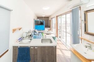 Frigobar, microondas, placa de cocina, tetera/pava eléctrica