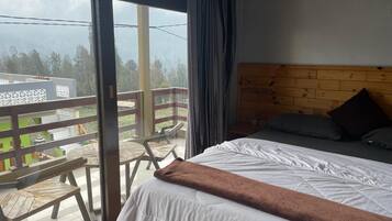 4 bedrooms, desk