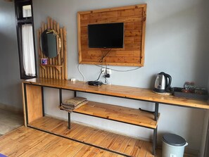 Standard-huone, oma kylpyhuone | Työpöytä