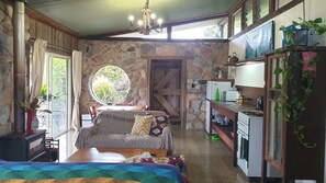 TV, fireplace, books - "Buckley's Chance", Sky Cabin. (Kin Kin)