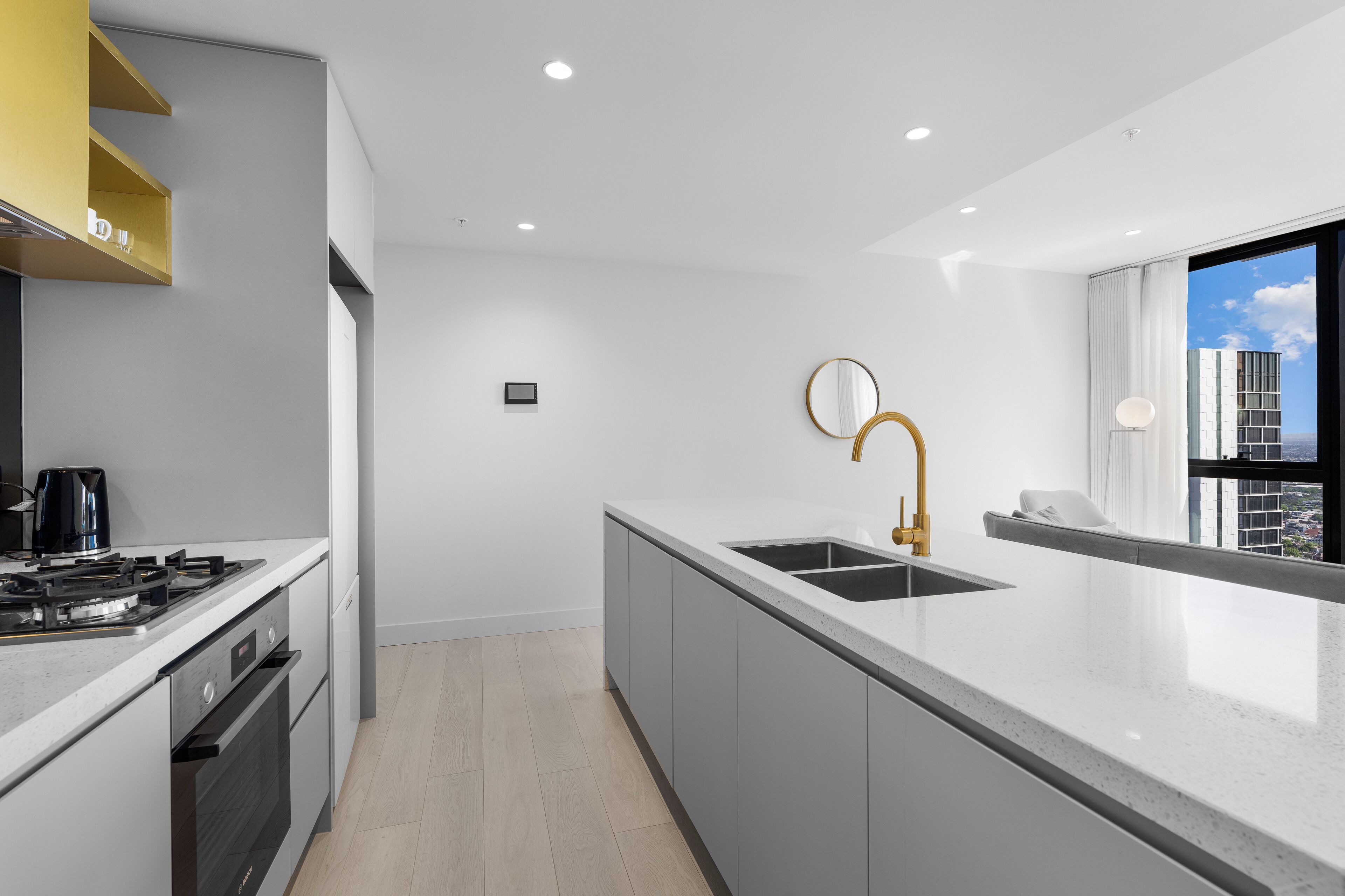 Une cuisine moderne équipée d’une cuisinière, d’un four et d’un évier intégrés.