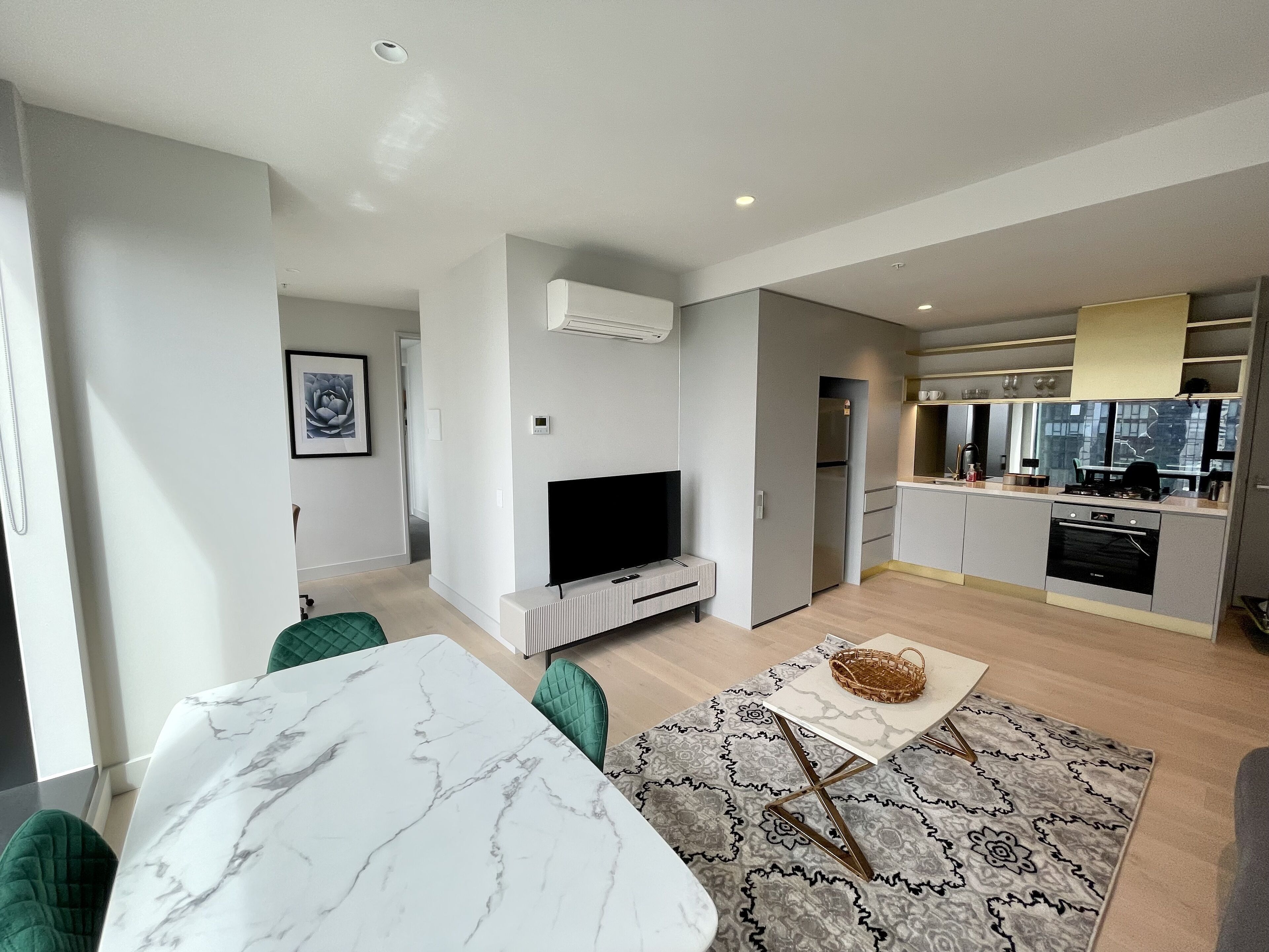 Un apartamento moderno con sala de estar, comedor y cocina.