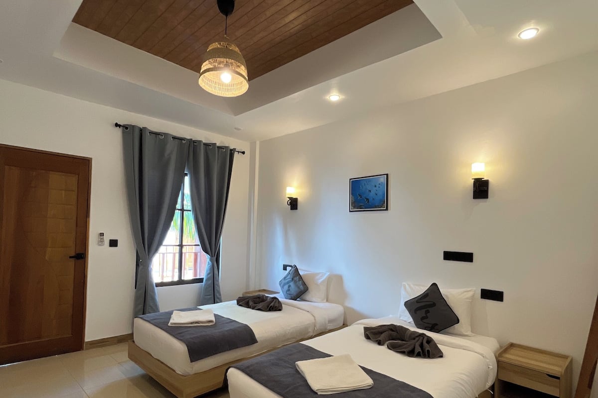 Habitación básica con 2 camas individuales | Ropa de cama de alta calidad, artículos del minibar gratis y escritorio