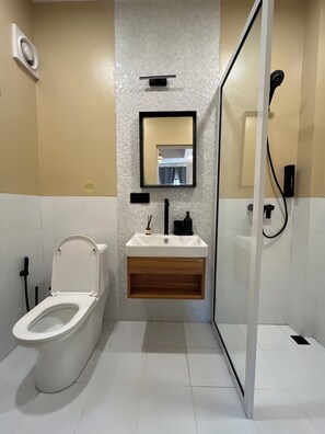 Shower, free toiletries, hair dryer, towels