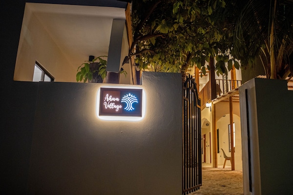 Bagian depan properti - sore/malam