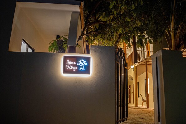 住宿正面 - 傍晚/夜晚