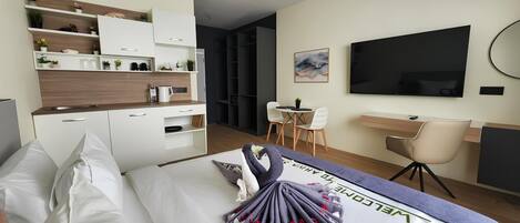 Luxury Room, 1 Bedroom | Premium bedding, free minibar, desk, laptop workspace