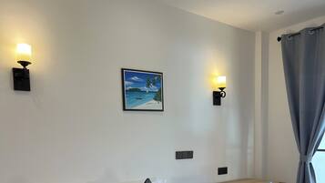 Ropa de cama de alta calidad y minibar con artículos gratuitos