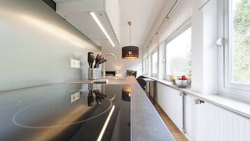 Réfrigérateur, plaque de cuisson, lave-vaisselle, cafetiÚre/bouilloire