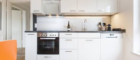 Refrigerador, horno, parrilla de estufa y lavavajillas