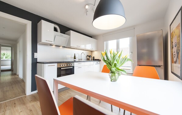 Kühlschrank, Ofen, Herdplatte, Geschirrspüler