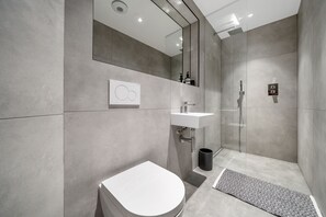 Shower, towels - Lovely 2-bed Apartment in Saint Leonards-on-sea (St Leonards-On-Sea)