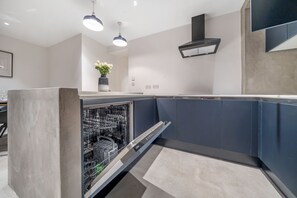 Kjøleskap, ovn, kokeplater og oppvaskmaskin