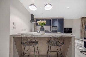 Kjøleskap, ovn, kokeplater og oppvaskmaskin