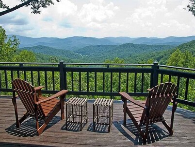 Over the Moon-Hot tub, Pets Friendly, Wifi, Gameroom. Mountain View, Wet Bar,