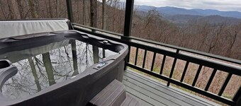 Over the Moon- Blairsville cabin rental -Hot tub,