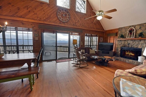 Smart TV, fireplace