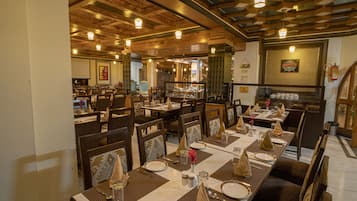 فطور أوروبي يوميًا بتكلفة قدرها (300 INR للشخص)