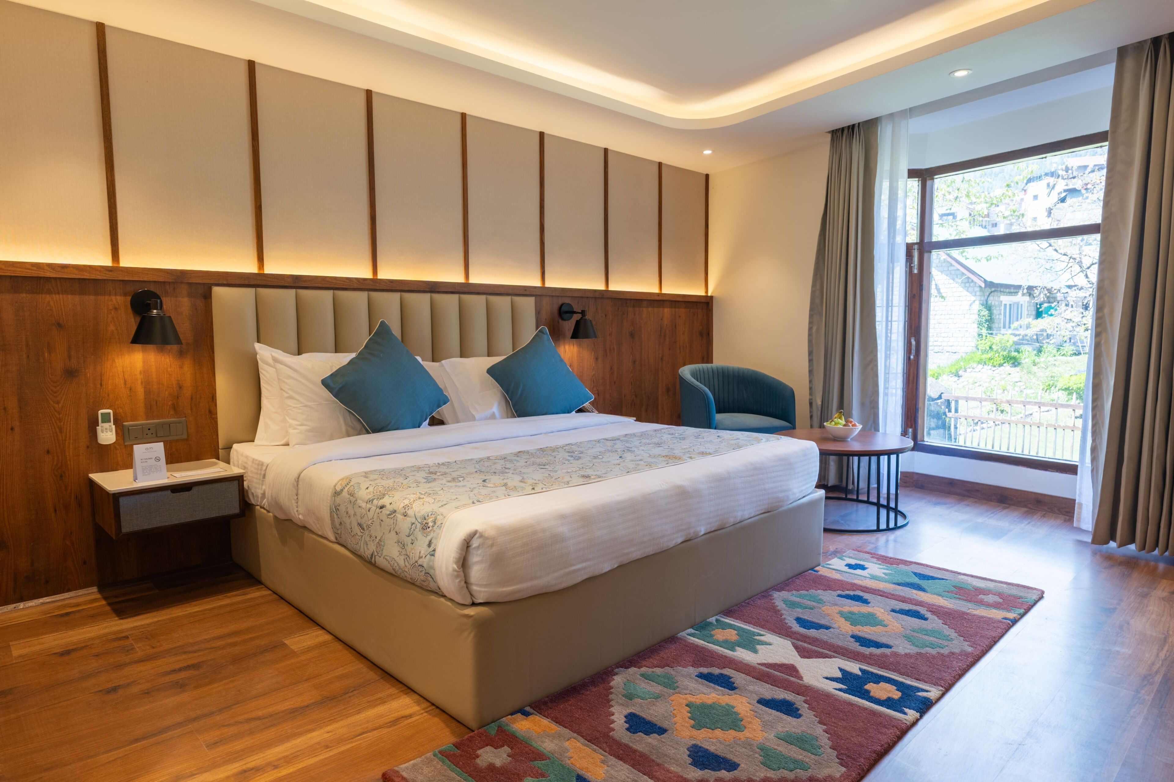 Habitación Deluxe | Tabla de planchar con plancha, wifi gratis, ropa de cama