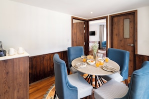 Chambre familiale | Fer et planche Ă repasser, accĂšs au Wi-Fi (inclus), literie fournie
