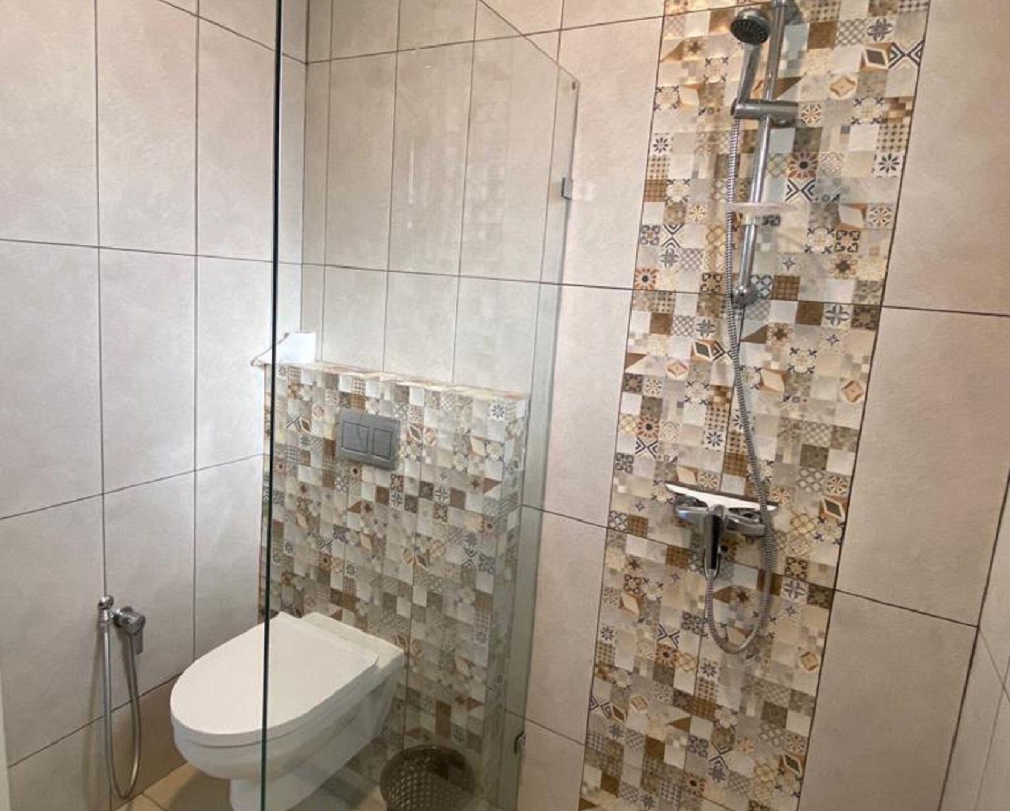 Dusche, kostenlose Toilettenartikel, Handtücher