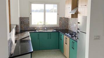 Een koelkast, een magnetron, een oven, een kookplaat