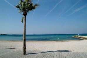 Plage à proximité, chaises longues