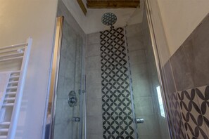 Dusche, Haartrockner, Bidet, Handtücher