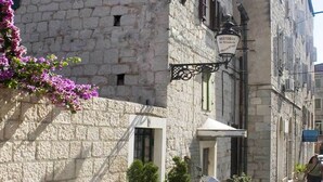 A stone building with a sign reading "Restoran Le Monde". - Villa Veli Varos, 4 bedrooms, near Diocletian pallace, Split old town (Split)