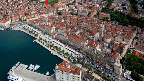 An aerial view of a coastal city with a marina, historic buildings, and a prominent church. - Villa Veli Varos, 4 bedrooms, near Diocletian pallace, Split old town (Split)