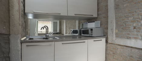 Frigorifero, microonde, forno, piano cottura