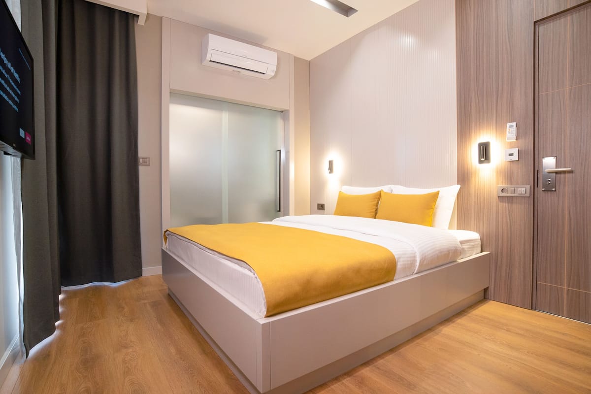Deluxe Studio | 1 bilik tidur, peralatan tempat tidur premium, peti besi dalam bilik