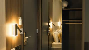 Deluxe Studio | Premium bedding, in-room safe, desk, laptop workspace