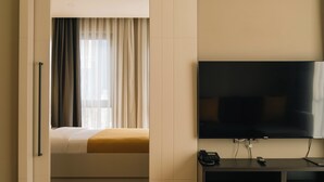 Suite – deluxe | Sengetøy av topp kvalitet, safe på rommet og skrivebord