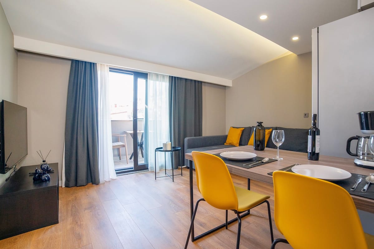 Junior Suite | 1 bilik tidur, peralatan tempat tidur premium, peti besi dalam bilik