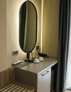 Deluxe Studio | Premium bedding, in-room safe, desk, laptop workspace