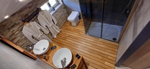 Dusche, Haartrockner, Handtücher, Toilettenpapier