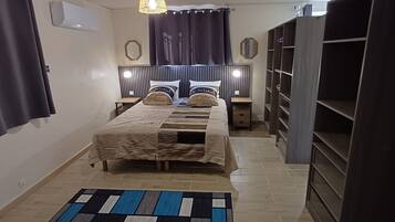4 bedrooms, desk, travel cot, free WiFi