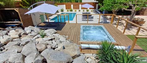 Een buitenzwembad en een verwarmd zwembad